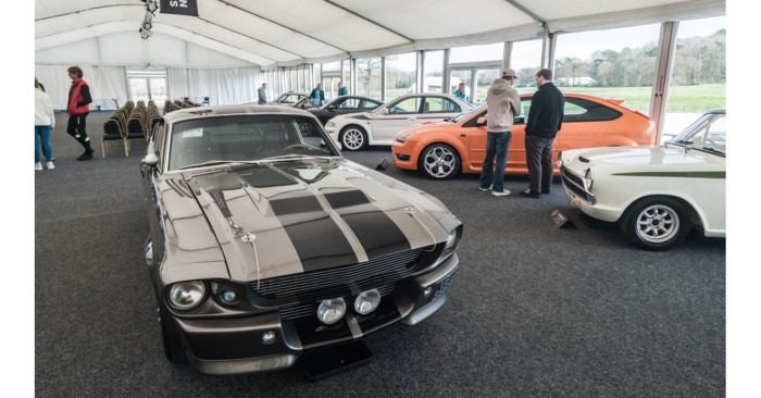 Menyasszonyi ruha és sportautó a NAV-tól – árverés, áfa és számvitel